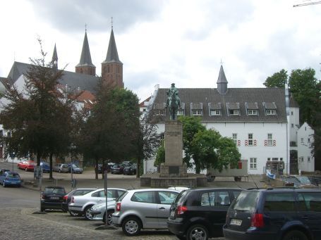 Kleve : Ansicht vom Burgberg in Richtung Stiftskirche, rechts der Marstall